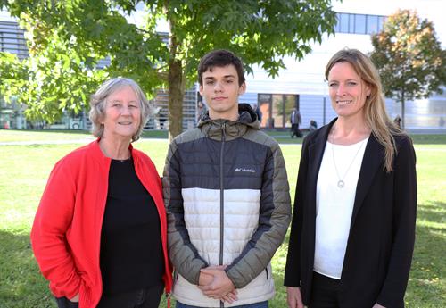 Die Präsidentin der HSD, Prof. Dr. Edeltraud Vomberg (li.) und Prof. Dr. Stefanie Dederichs begrüßten den Jungstudierenden an der Hochschule. Foto: Otto Schumacher
